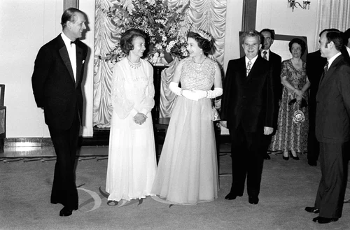 Nicolae și Elena Ceaușescu alături de Regina Elisabeta a II a și Prințul Philip foto GettyImages jpg