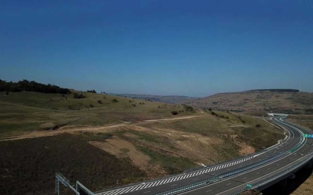 După secţiunea Borş-Biharia, în această lună vor fi daţi în folosinţă încă 25 km ai A3, pe secţiunea Iernut – Cheţani (jud. Mureş) FOTO: Facebook Lucian Bode