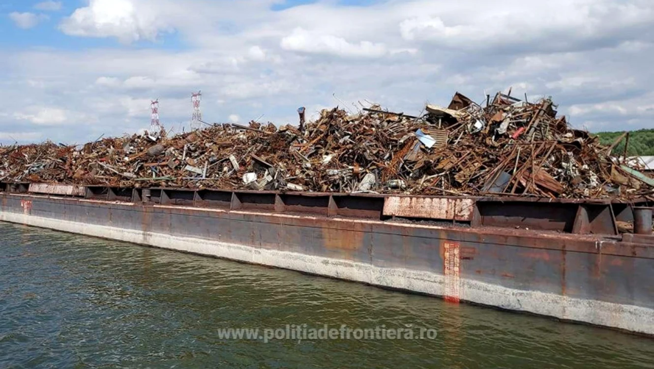 
    Peste o mie de tone de gunoaie, care urmau să intre ilegal în România, au fost oprite la CernavodăFoto: Politia de Frontiera  