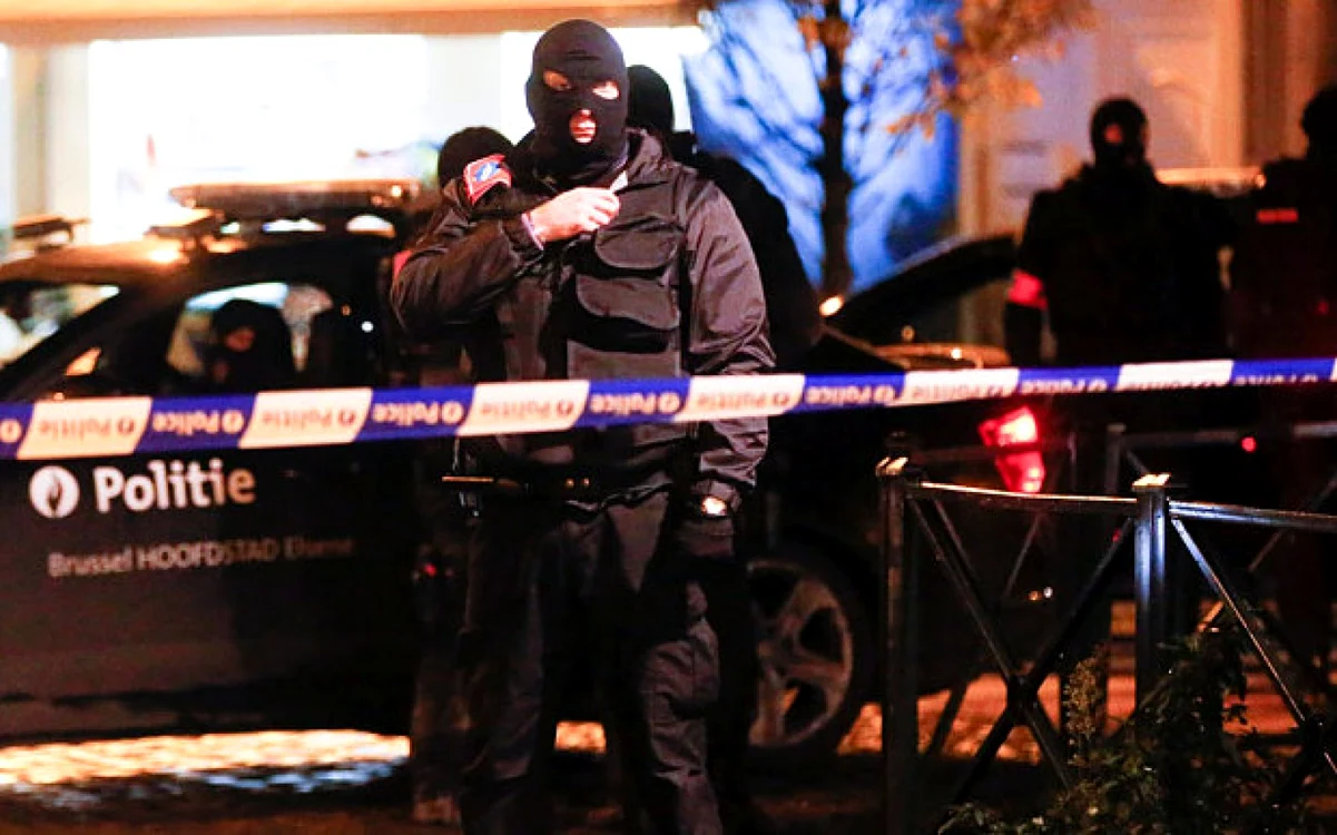 Operaţiune pentru prinderea lui Salah Abdeslam. Forţe de securitate belgiene mobilizate la Molenbeek FOTO EPA