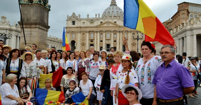 Românii din Italia, îmbrăcaţi tradiţional la Vatican