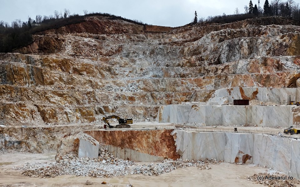 Muntele alb strălucește peste „orășelul-fantomă” al minerilor. Secretele uriașei cariere de marmură din Ruschița   