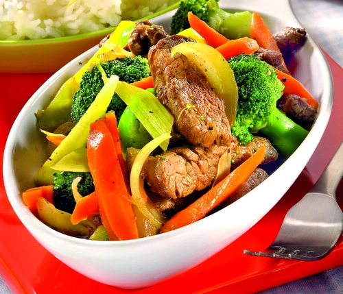 carne de vita cu legume jpeg