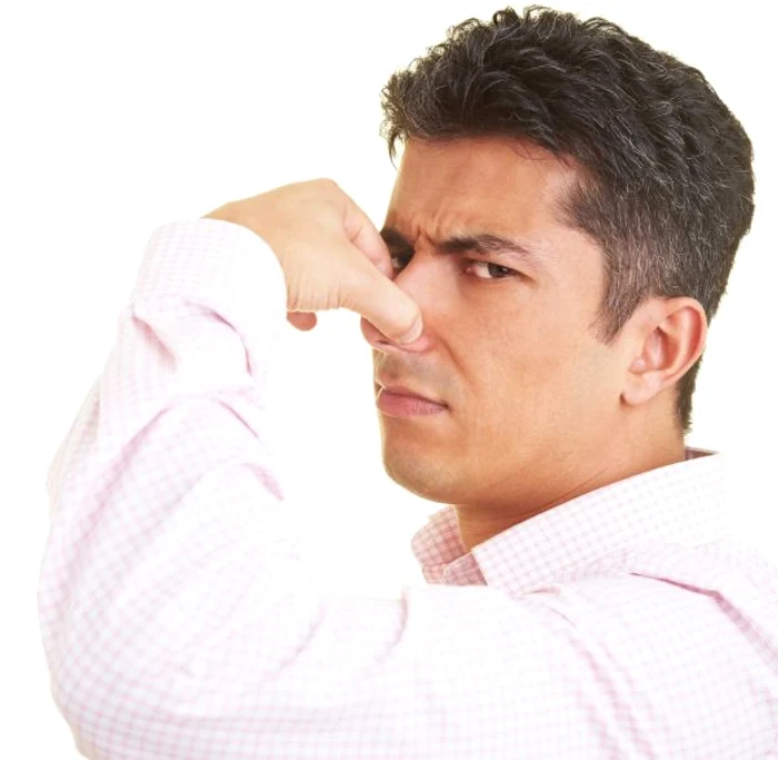 Respirația urât mirositoare poate apărea ca urmare a unui abces dentar, dar și a unei infecții în gât.www.clicksanatate.ro