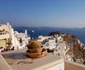 Turiştii pregătindu-se să prindă cel ami bun loc pentru a vedea celebrele apusuri de soare din Santorini - Grecia Foto Daciana Stoica