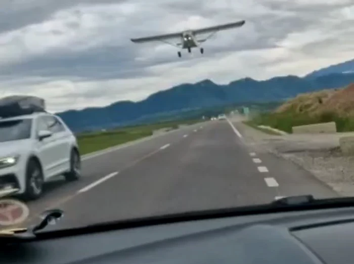 Avion la joasă înălțime, deasupra șoselei Râșnov - Bran FOTO Captură Facebook