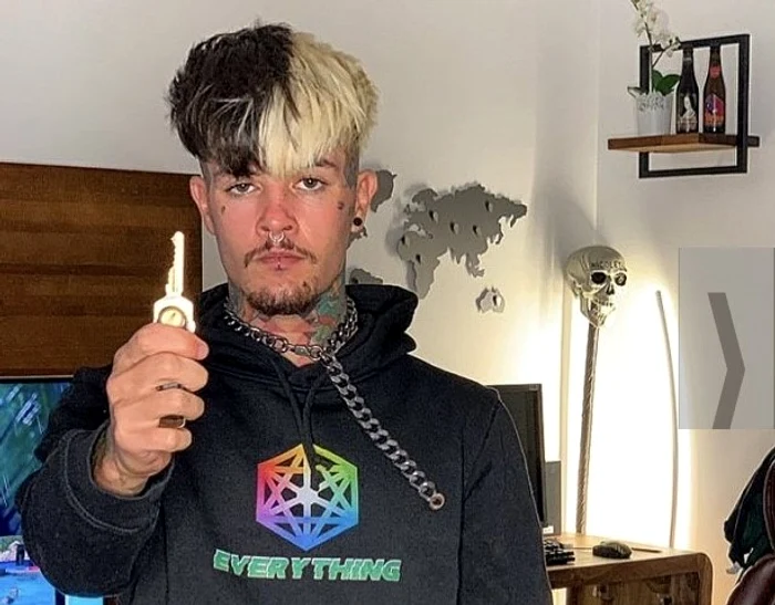 
    Zanni, fericit, cu cheia apartamentului în mânăfoto: Facebook  