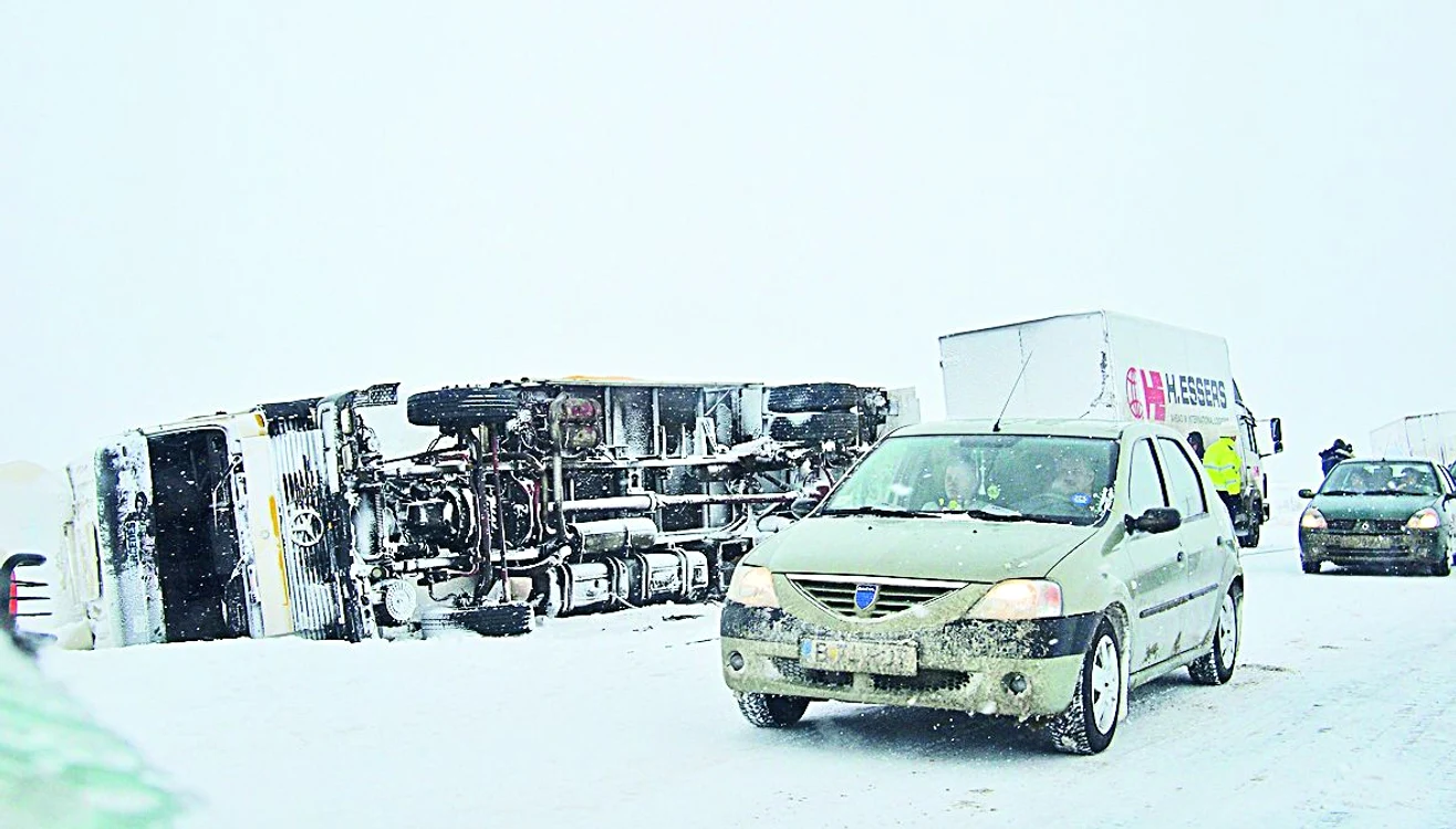 6 autoturisme şi 2 autobuze cu  pasageri au rămas blocate în zăpadă