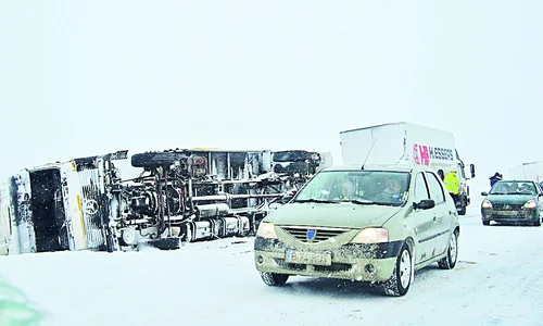 6 autoturisme şi 2 autobuze cu  pasageri au rămas blocate în zăpadă jpeg