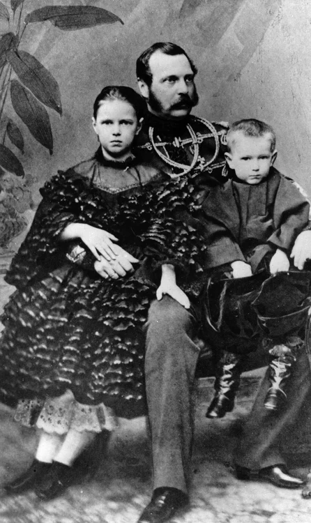 Marele Duce Nicolai Nicolaevici Romanov și copiii lui. FOTO: Profimedia