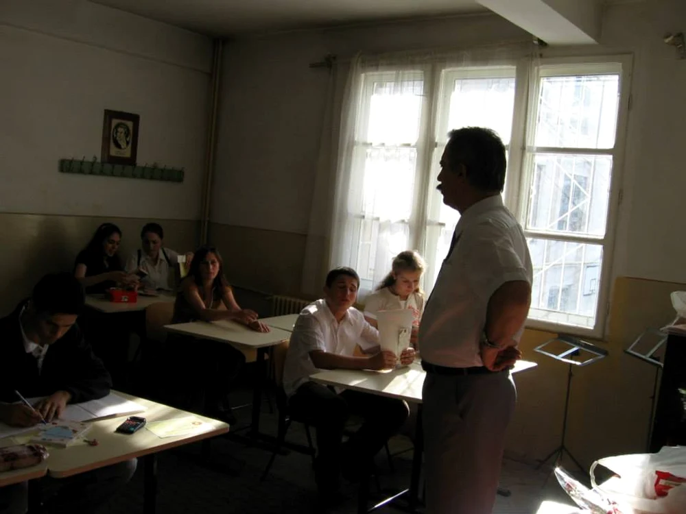 
    Profesorul de vioară Ștefan Lupu, de la Liceul de Artă Brăila, ar vrea un pistol ca să-și împuște elevii  