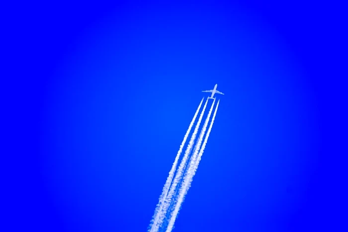 Urmele de condens lăsate de avioanele cu reacția vor fi monitorizate. FOTO: Ian Dunlop/Pixabay