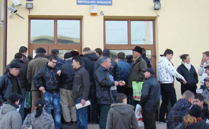 Ghişeele de la Serviciul Permise au fost luate cu asalt de stranieri