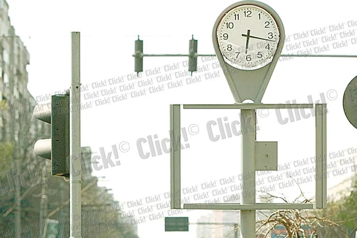 Cotroceni: Ceasul a rămas  în urmă cu  30 de minute (Fotografii: Dorin Constanda)