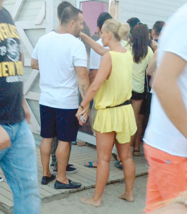 Cei doi s-au ţinut de mână