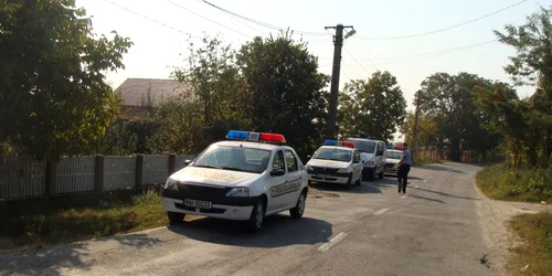 Masini ale politiei trase pe „dreapta” în timp ce politistii efectuau perchezitii la unul dintre suspecti