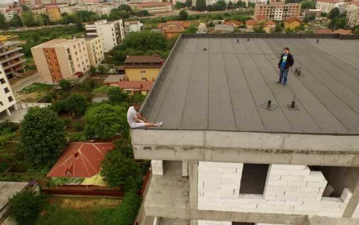 Un bărbat ameninţă că se aruncă de pe un bloc în construcţii