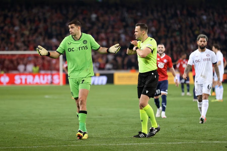 Încurcate-s căile la UEFA. Emiliano Martinez a luat două galbene, nu a fost eliminat, dar a fost suspendat