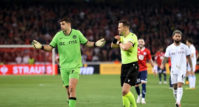 Emiliano Martinez primește al doilea cartonaș galben în meciul cu Lille. Foto Getty images
