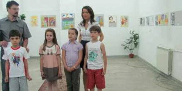 Micuţii artişti, alături de profesoara Elena Vîlcea şi Cătălin Podoleanu, membru fondator al Asociaţiei "Lyra"