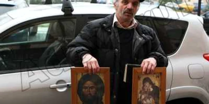 Gheorghe Botorog a venit cu icoanele la Prefectură Foto.Stelian Grăjdan