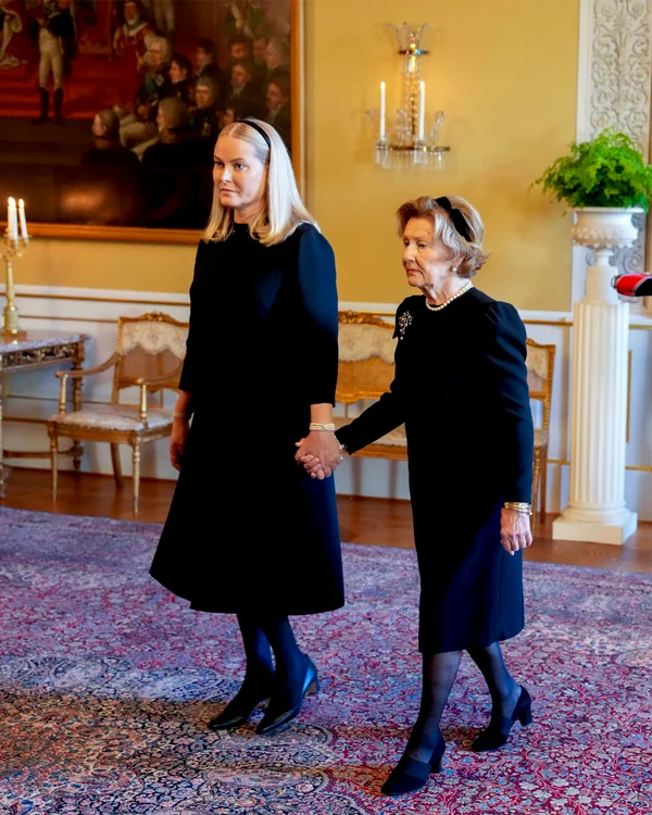 Mette Marit și Regina Sonja în doliu Casa Regală norvegiană jpg