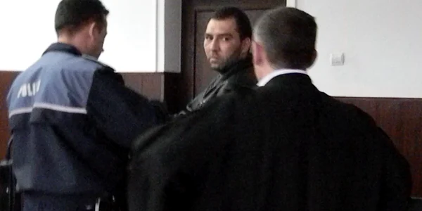 A spart geamul Poliţiei Oravita şi l-a rănit pe ofiţerul de serviciu