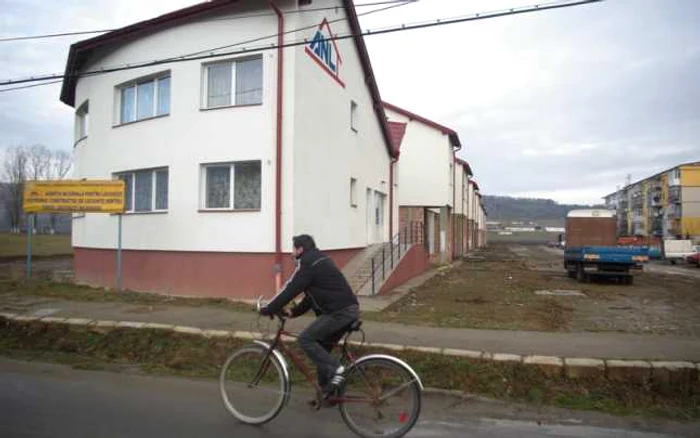 Cele patru blocuri ANL inaugurate în toamnă mai au nevoie de lucrări