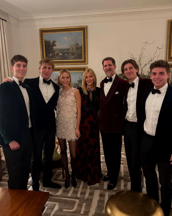 Marie Chantal cu Pavlos al Greciei, Prințesa Olympia, Prințul Aristides, Prințul Odiseas și Achi   Instagram jpg