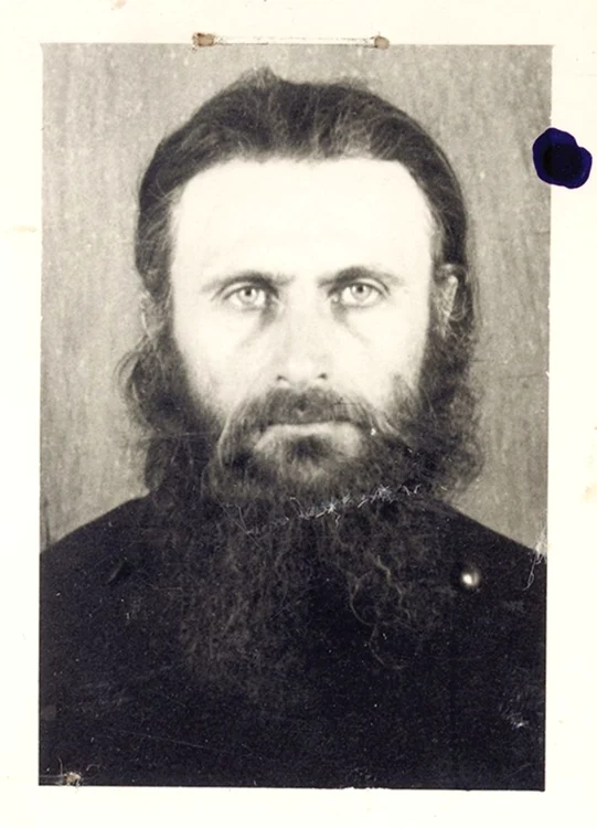 Arsenie Boca, în arestul Siguranței, 1945. Foto: fericiticeiprigoniti.ro
