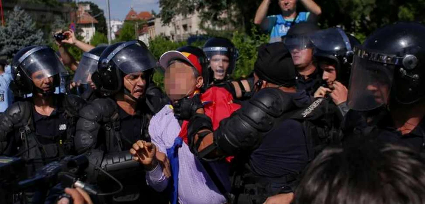 Un referendum diversionist? Jandarmii dedându-se violenţelor împotriva unor protestatari paşnici la 10 august, la Bucureşti