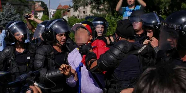 Jandarmii dedându-se violenţelor împotriva unor protestatari paşnici la 10 august