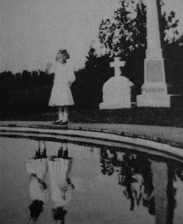 1925 - O fetiţă vizitează mormântul surorii gemeneFoto: Tumblr