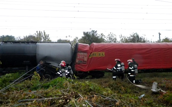 Cisterne de tren pline cu motorina s-au ciocnit la intrarea in gara Bacau