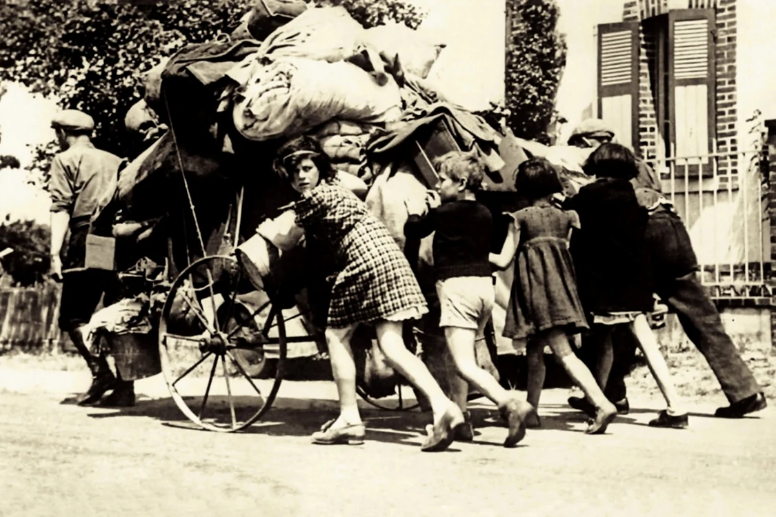 Imagine din 1940, de la Paris, când oamenii s-au refugiat din faţa invaziei nemţeşti FOTO Facebook/Mihai Şora