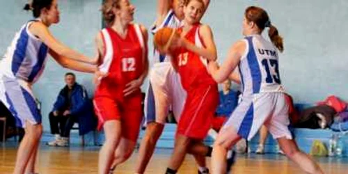 FEMINA-SPORT.NET Baschetbalistele de la Femina (în roşu) au fost la înălţime