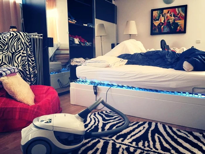 În dormitorul lui Liviu Vârciu e nevoie să se facă puţină ordine, asta susţine chiar proprietarul lui...