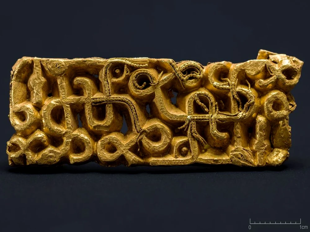 Ornamentul de aur (© Annette Græsli Øvrelid, Arkeologisk museum, Universitetet i Stavanger)