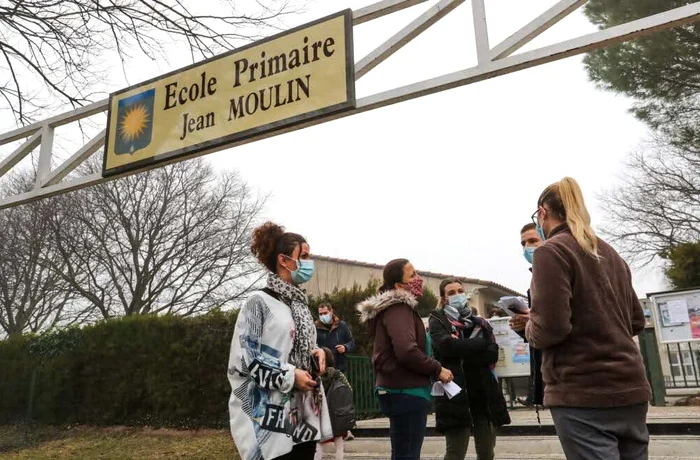 
    O școală din Franța a fost închisă temporar din cauza unor simptome ciudate acuzate de elevi  