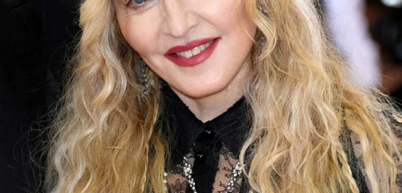 Cântăreaţa Madonna i-a şocat pe cei prezenţi cu o costumaţie din dantelă neagră, semnată Givenchy, foarte sumară, prin care i s-au zărit sânii, sfârcurile fiind acoperite cu bandă neagră, dar şi posteriorul. FOTO Getty Images