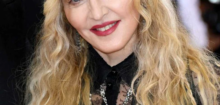 Cântăreaţa Madonna i-a şocat pe cei prezenţi cu o costumaţie din dantelă neagră, semnată Givenchy, foarte sumară, prin care i s-au zărit sânii, sfârcurile fiind acoperite cu bandă neagră, dar şi posteriorul. FOTO Getty Images