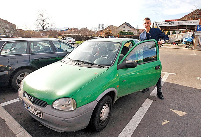 Gheorghe conducea înainte un Opel Corsa, fabricat în 1997