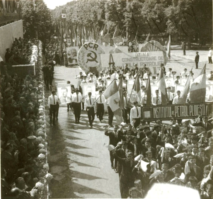 Aspecte din timpul demonstraţiei oamenilor muncii din Ploieşti, cu prilejul zilei de 1 mai. (1 mai 1968). Sursa – „Fototeca online a comunismului românesc”, cota 106/1968