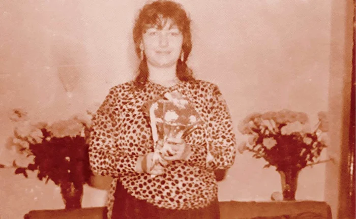 
    Angelina cochetează din tinereţe cu muzica şi cu actoria  