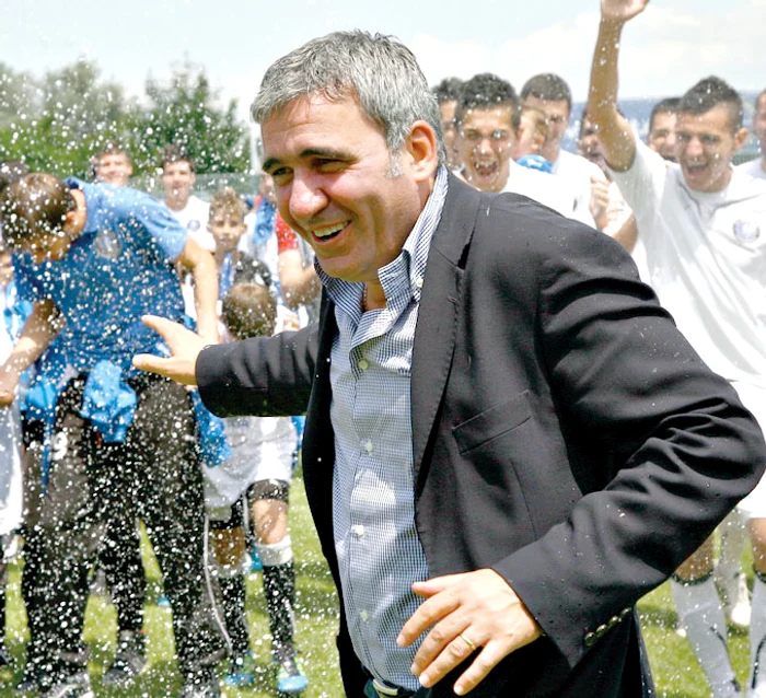 Gică Hagi nu a putut sări peste baia de şampanie pregătită de jucătorii săi (Foto: AcademiaHagi.ro)