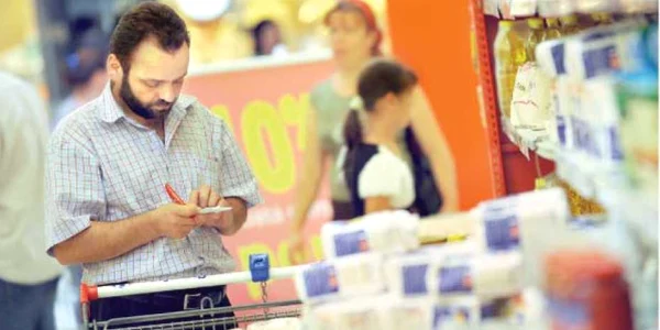 Deşi românii vor avea un salariu mai mare, puterea de cumpărare a acestora va scădea din cauza inflaţiei