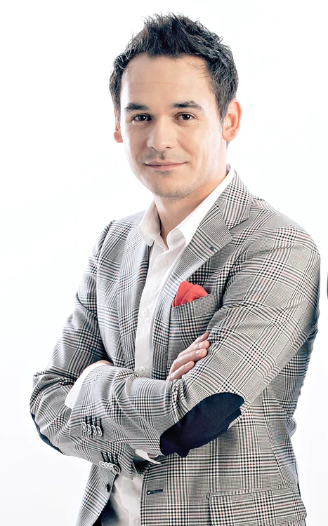 
    Răzvan Simion (34 de ani) este coprezentator al matinalului de la Antena 1  