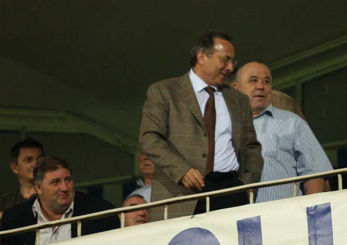 Ioan Zapodeanu (dreapta) a urmărit partidele lui Poli alături de primarul Nichita (centru)