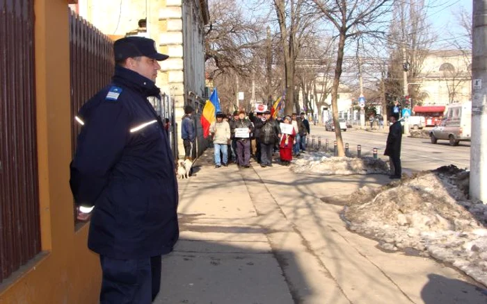 Pensionarii protestând pe strada Domnească.  