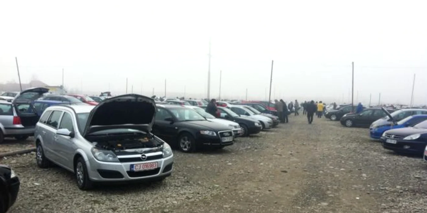 
    Mașinile second-hand erau vândute de cele două grupări la prețuri foarte mici, special pentur a scăpa repede de eleFoto: clujust.ro  